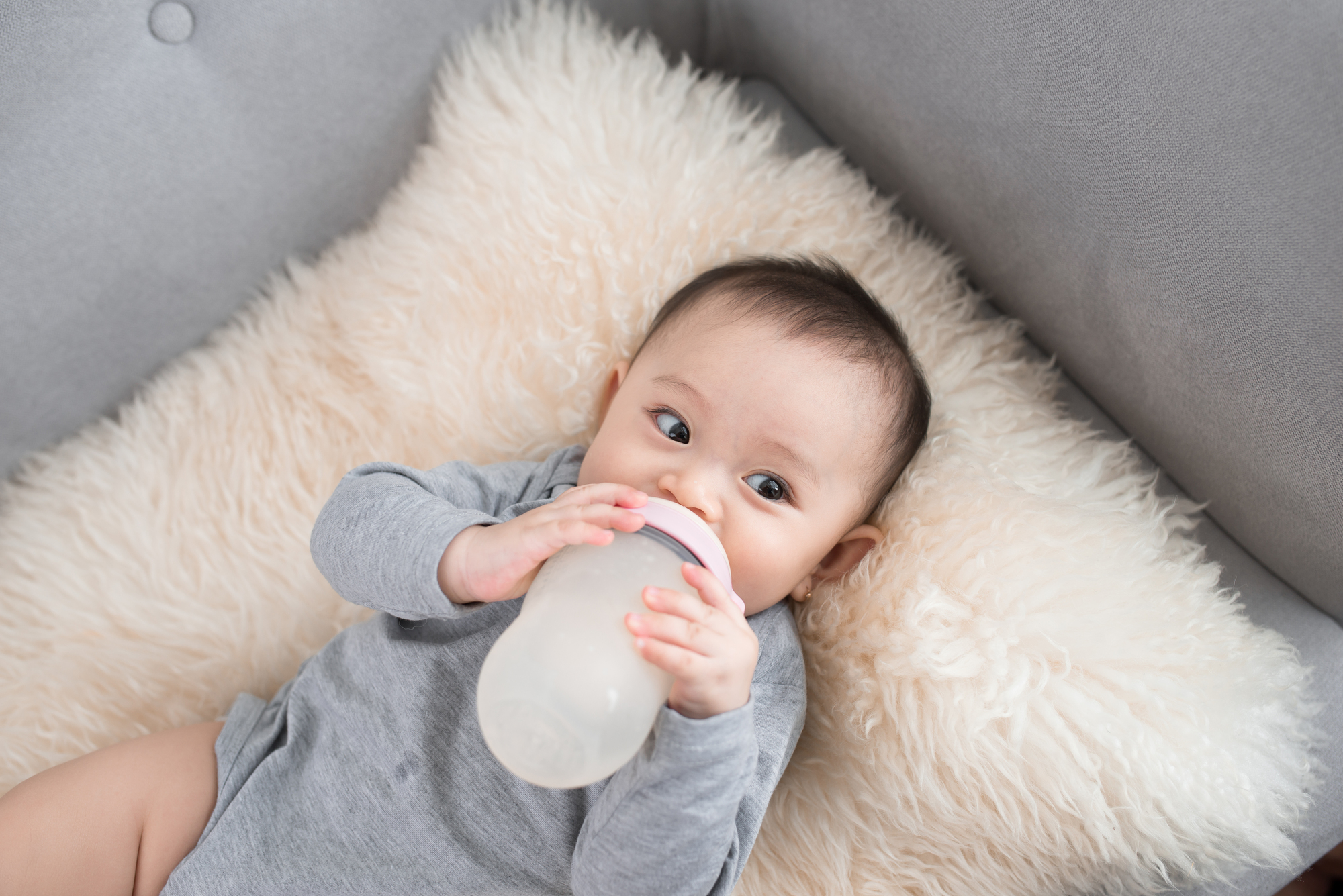 Wie man erkennt, ob das Baby genug trinkt, damit sich die Eltern keine Sorgen machen müssen.