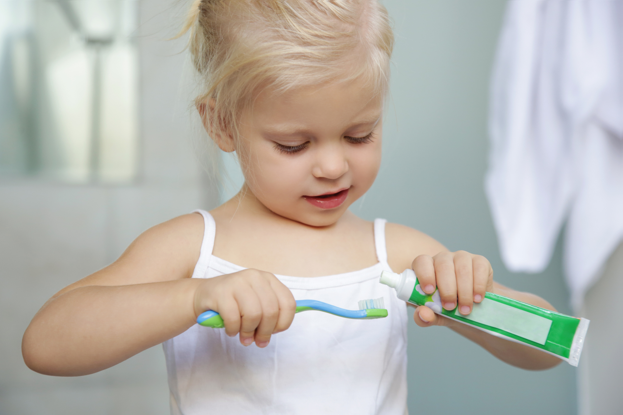 Anweisungen für die richtige Pflege der Zähne Ihrer Kinder.